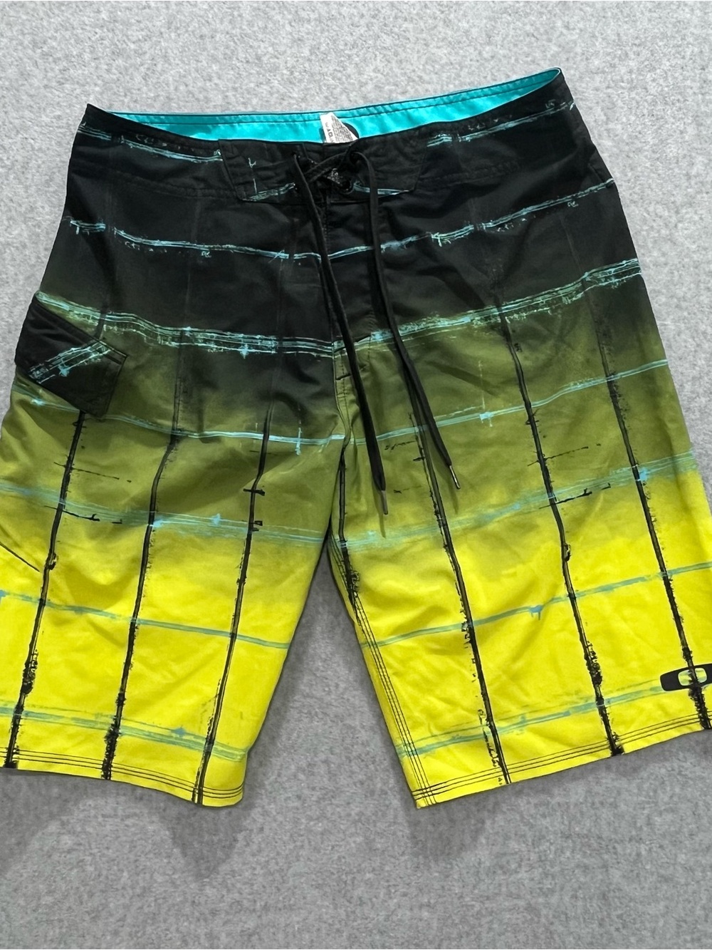 Oakley Board Shorts Y2K Mens 32 Yellow Plaid Swim Trunks Drawstring Beach